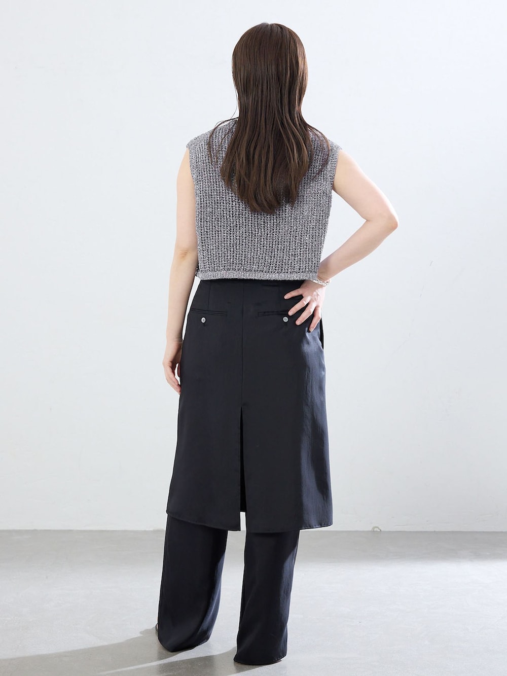 ブラック系のその他パンツ、グレー系のベスト、ブラック系のサンダルを着用したレディースの夏コーディネートの2枚目の写真