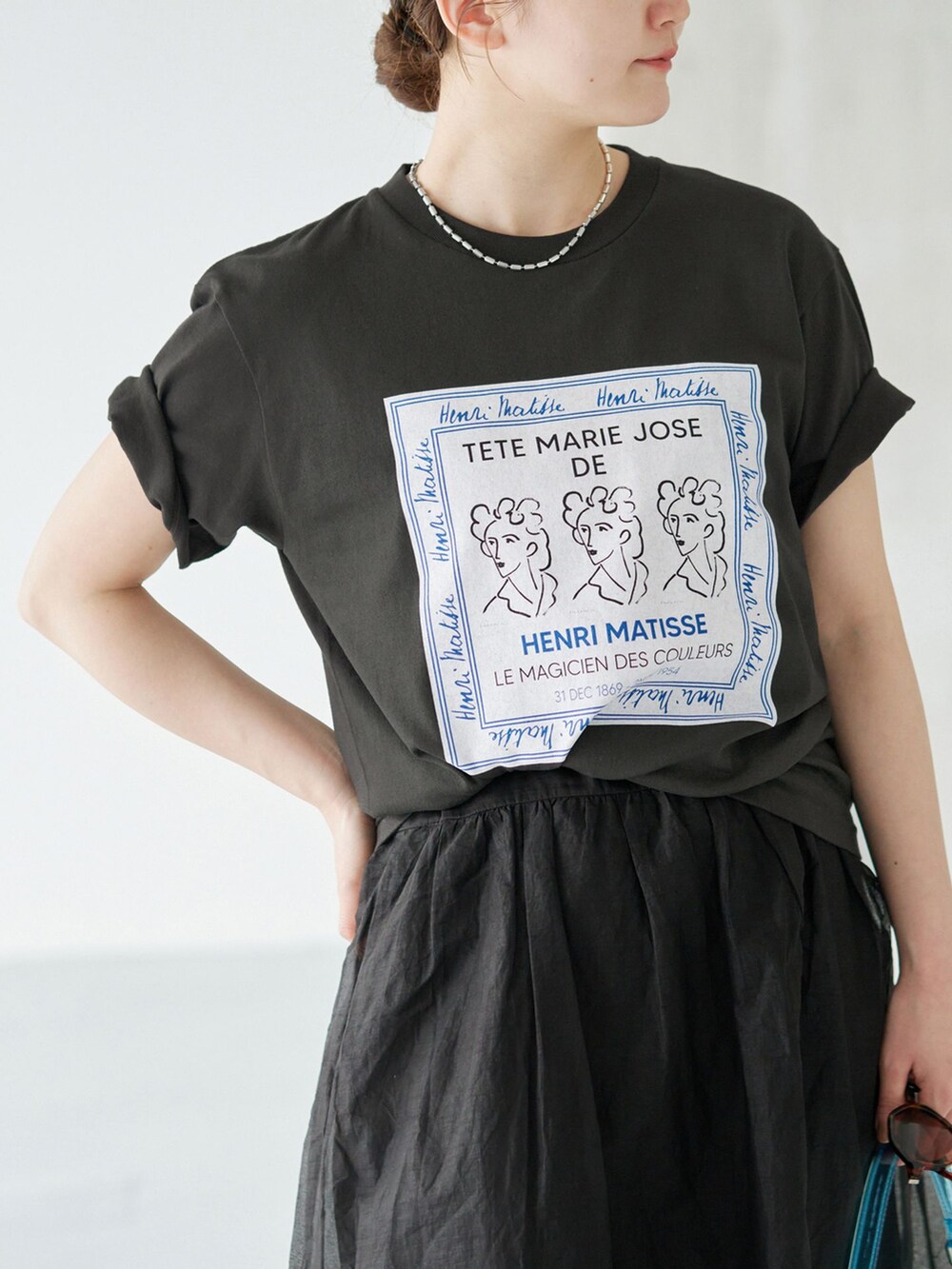 グレー系のTシャツ/カットソー、ベージュ系のサンダルを着用したレディースの夏コーディネートの4枚目の写真