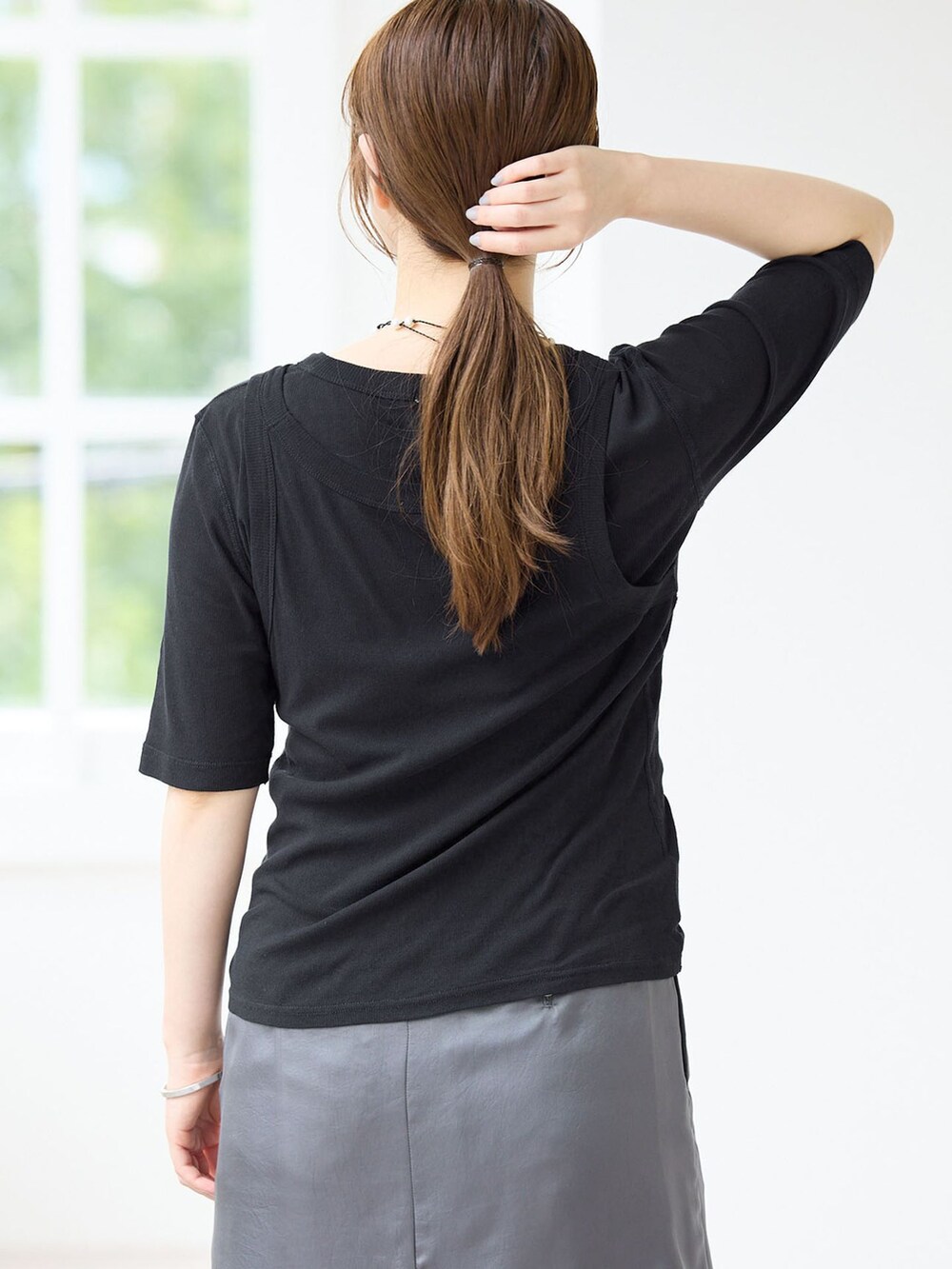 グレー系のその他パンツ、ブラック系のTシャツ/カットソー、シルバー系のサンダルを着用したレディースの夏コーディネートの6枚目の写真