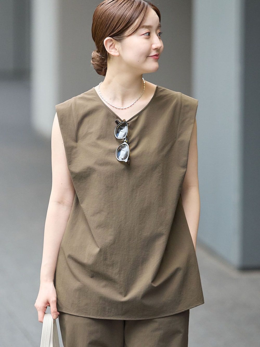 グリーン系のその他パンツ、グリーン系のTシャツ/カットソー、ベージュ系のサンダルを着用したレディースの夏コーディネートの4枚目の写真
