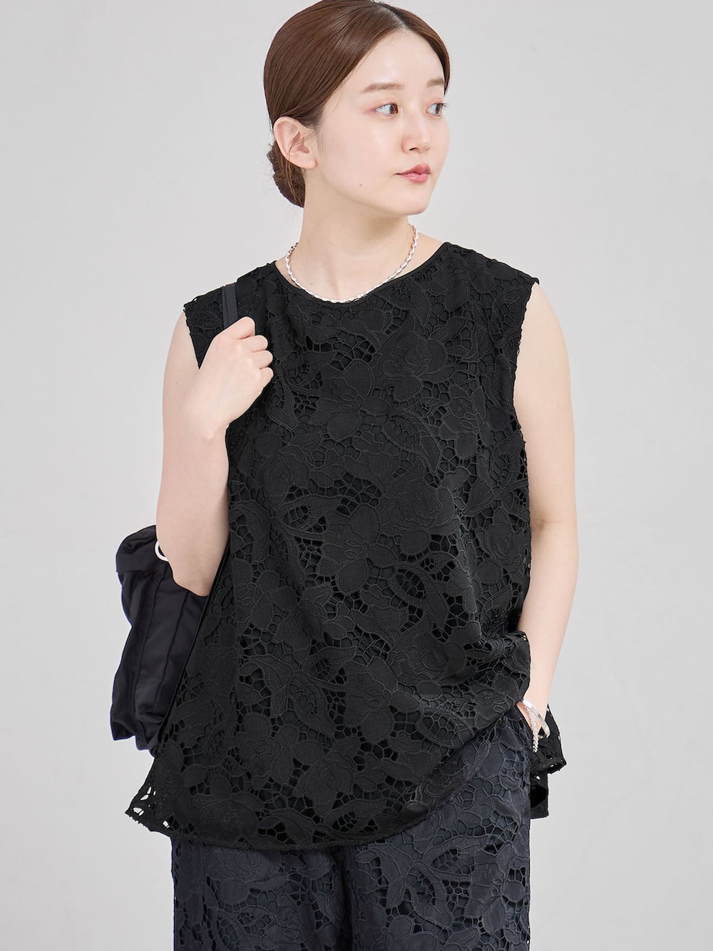 ブラック系のその他パンツ、ブラック系のシャツ/ブラウス、ブラック系のバックパック/リュックを着用したレディースの夏コーディネートの4枚目の写真