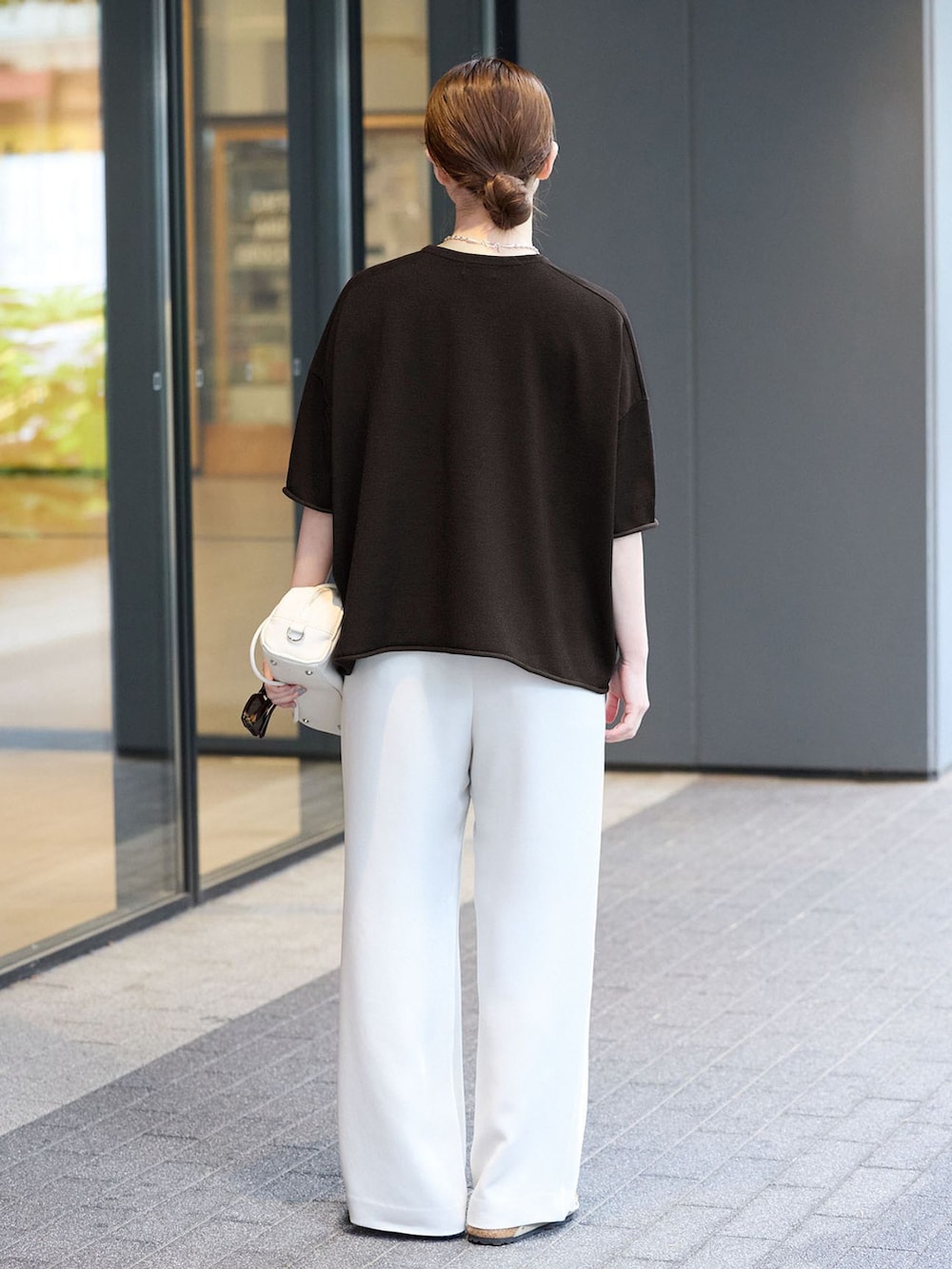 ベージュ系のその他パンツ、ホワイト系のショルダーバッグ、ホワイト系のサンダルを着用したレディースの春コーディネートの2枚目の写真