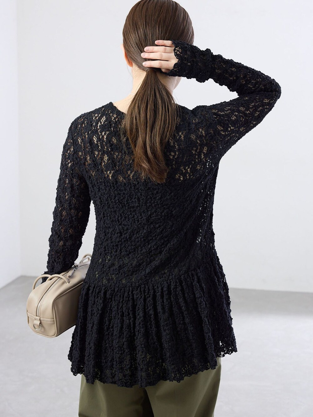 グリーン系のその他パンツ、ブラック系のTシャツ/カットソー、イエロー系のショルダーバッグを着用したレディースの夏コーディネートの5枚目の写真