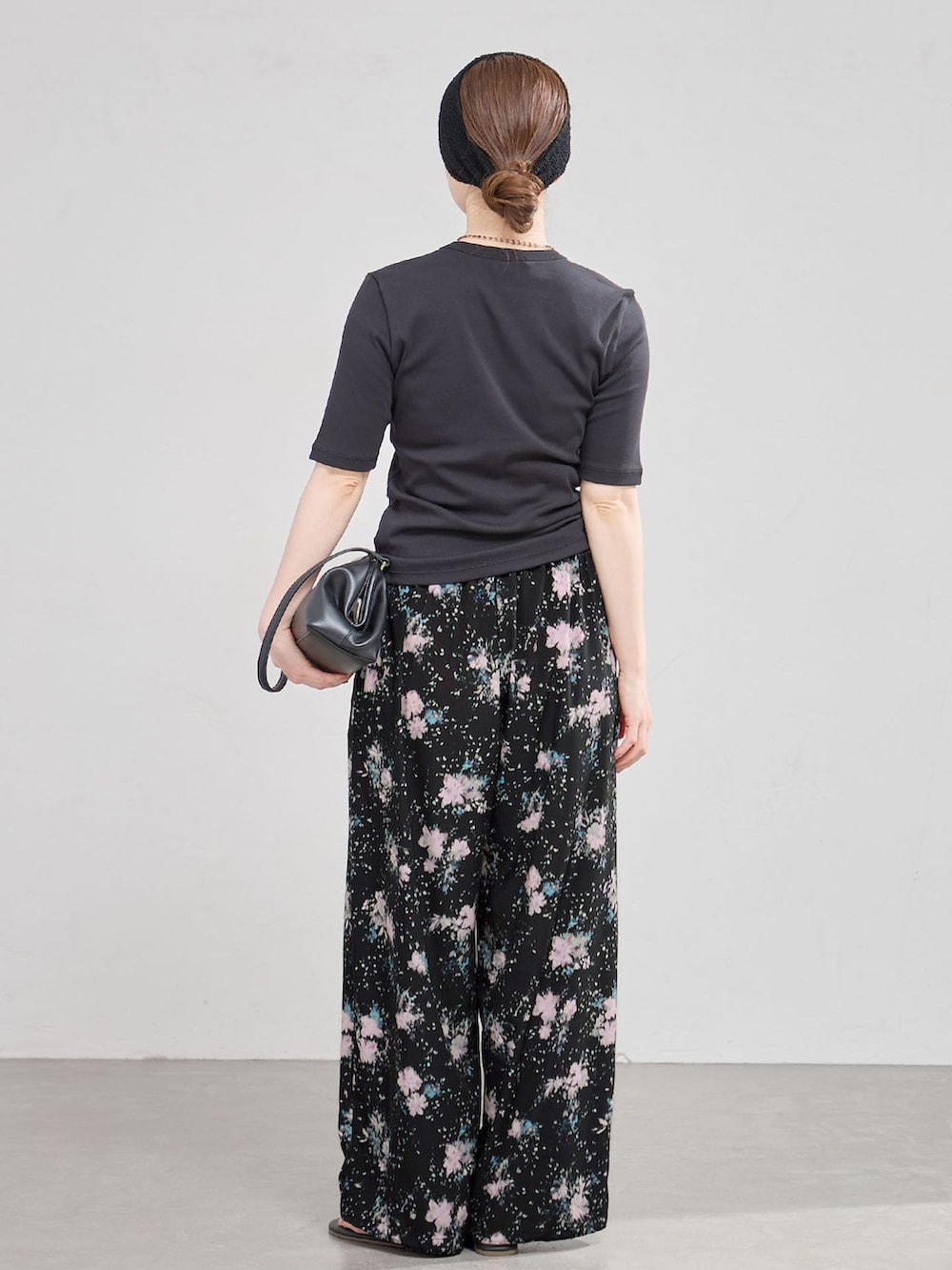 ブラック系のその他パンツ、ブラック系のTシャツ/カットソー、ブラック系のサンダルを着用したレディースの秋コーディネートの3枚目の写真