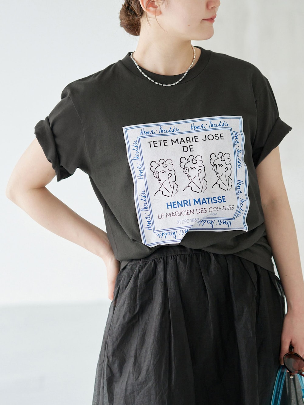 グレー系のTシャツ/カットソー、ベージュ系のサンダルを着用したレディースの夏コーディネートの4枚目の写真