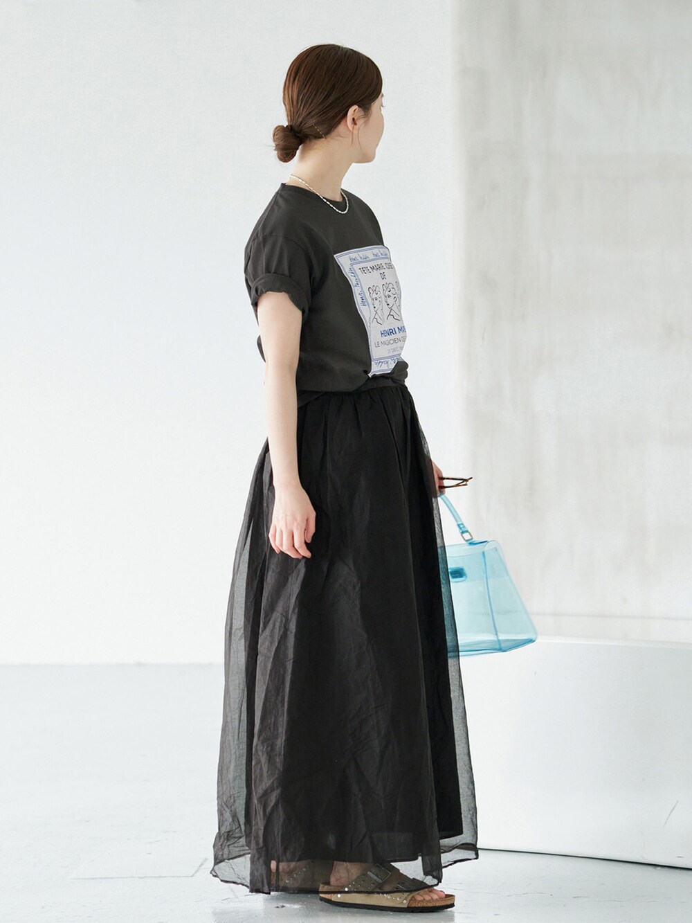 グレー系のTシャツ/カットソー、ベージュ系のサンダルを着用したレディースの夏コーディネートの2枚目の写真