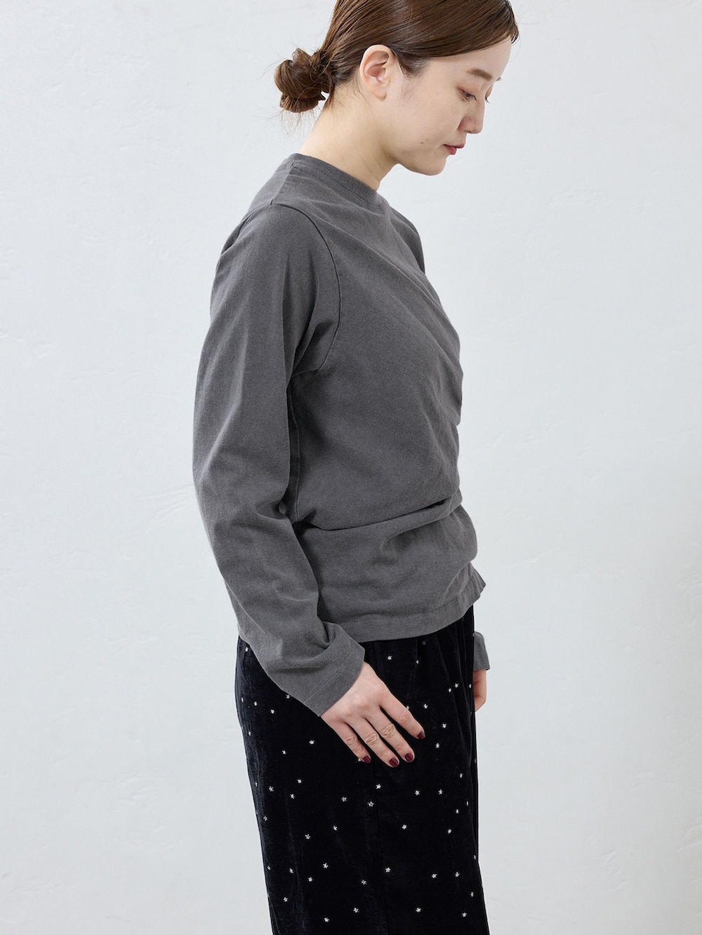 ブラック系のその他パンツ、グレー系のTシャツ/カットソー、ブラック系のその他シューズを着用したレディースの秋コーディネートの5枚目の写真