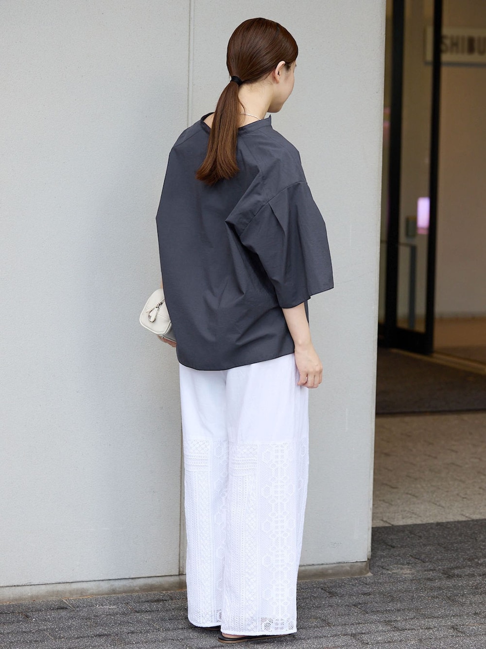 ホワイト系のその他パンツ、ブルー系のシャツ/ブラウス、ブラック系のサンダルを着用したレディースの夏コーディネートの3枚目の写真