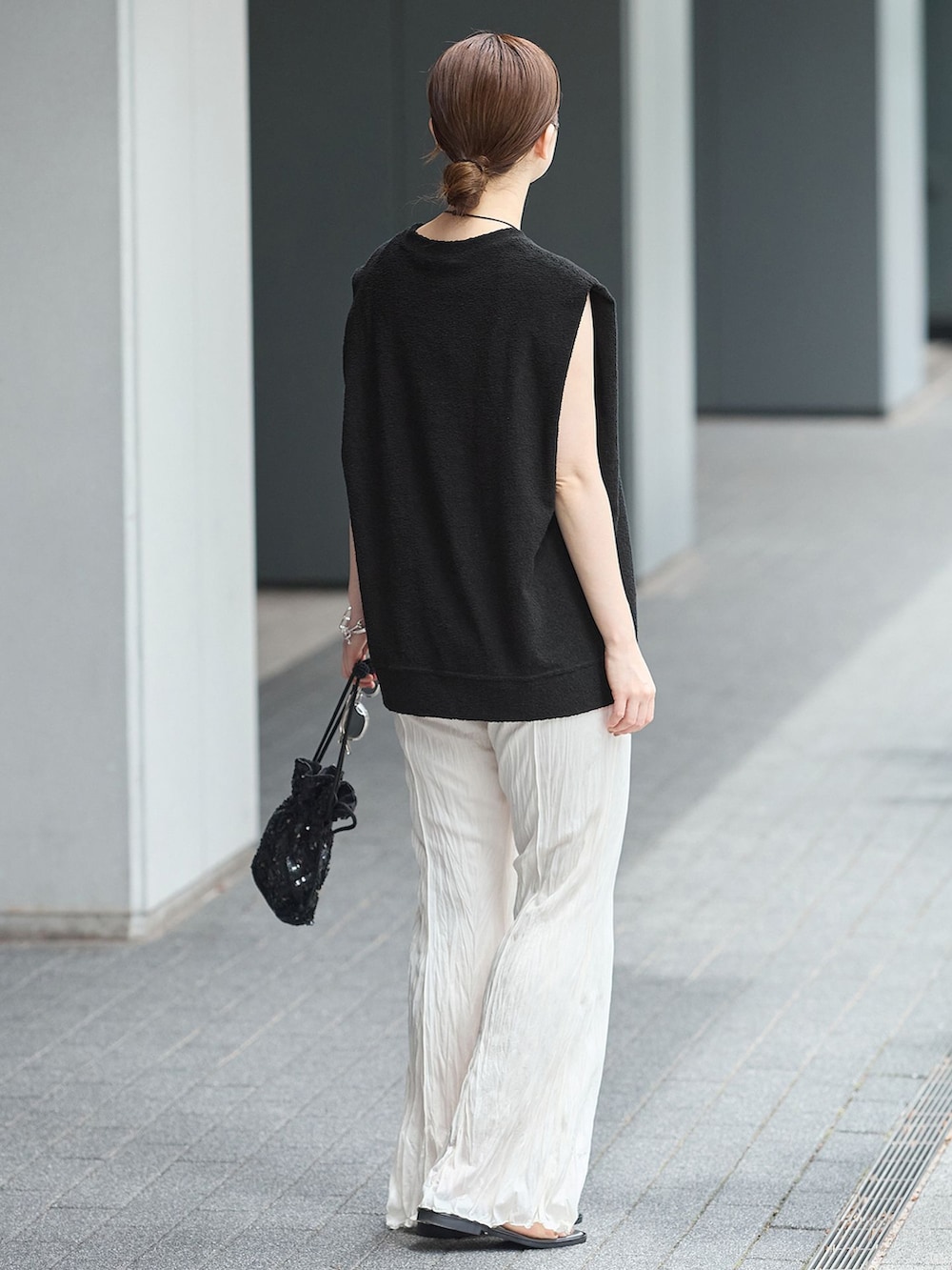 ブラック系のTシャツ/カットソーを着用したレディースの夏コーディネートの2枚目の写真