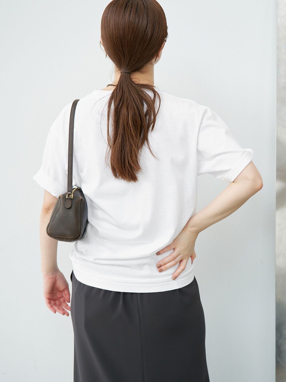 グリーン系のスカート、ホワイト系のTシャツ/カットソーを着用したレディースの夏コーディネートの6枚目の写真