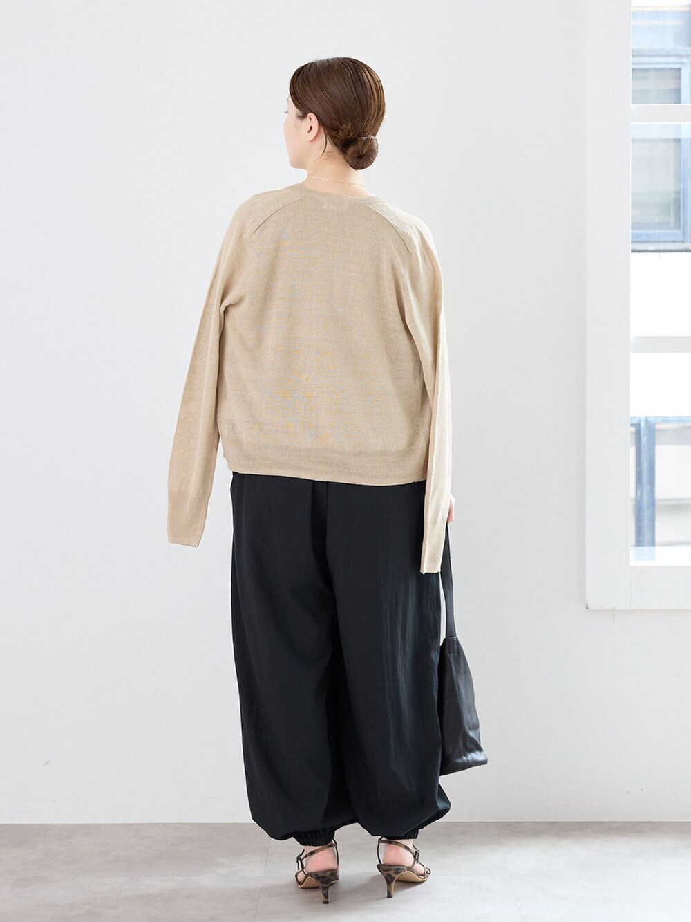 ブラック系のその他パンツ、ベージュ系のカーディガン/ボレロ、ベージュ系のニット/セーターを着用したレディースの夏コーディネートの3枚目の写真
