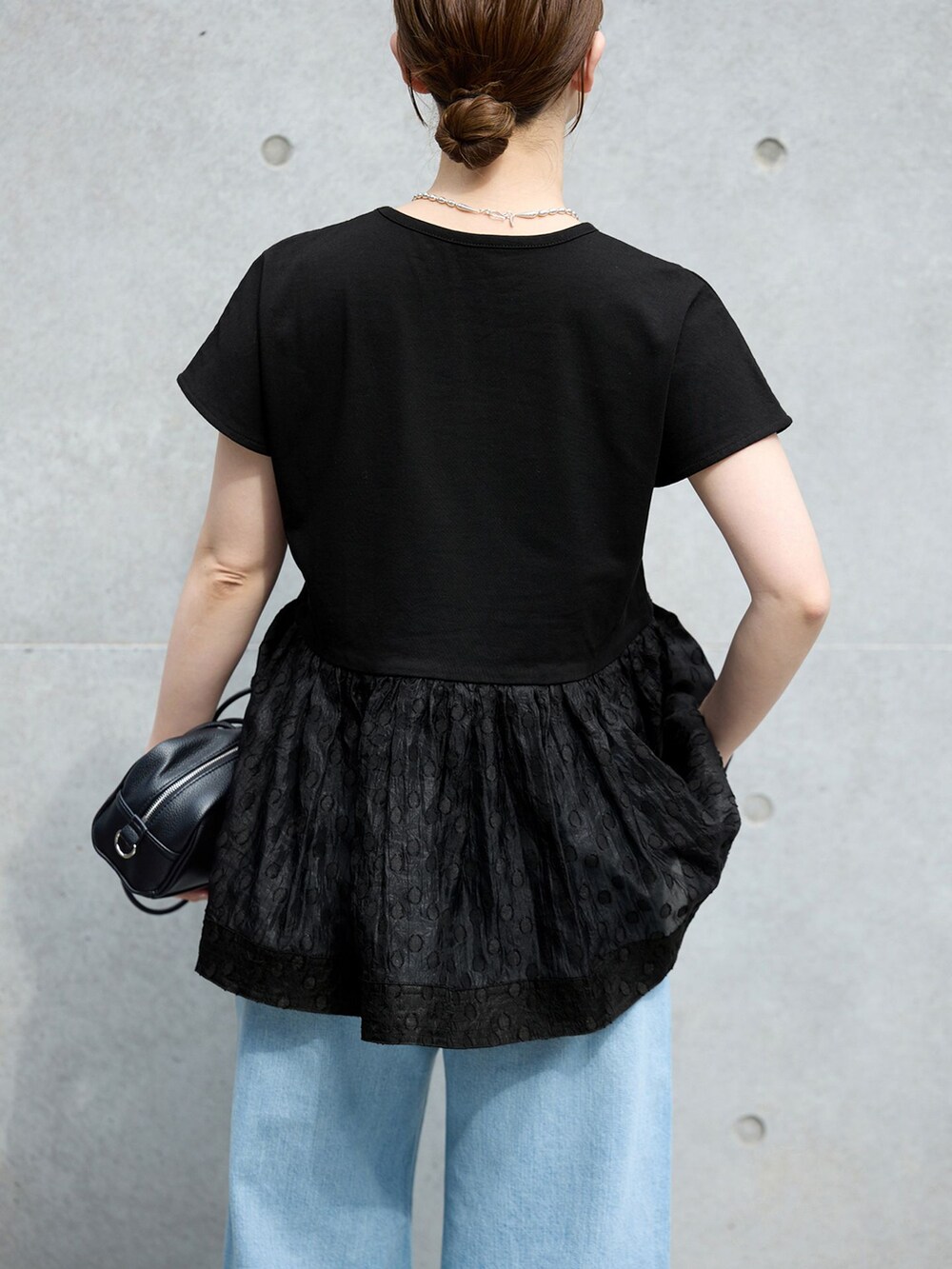 ブラック系のTシャツ/カットソーを着用したレディースの春コーディネートの6枚目の写真