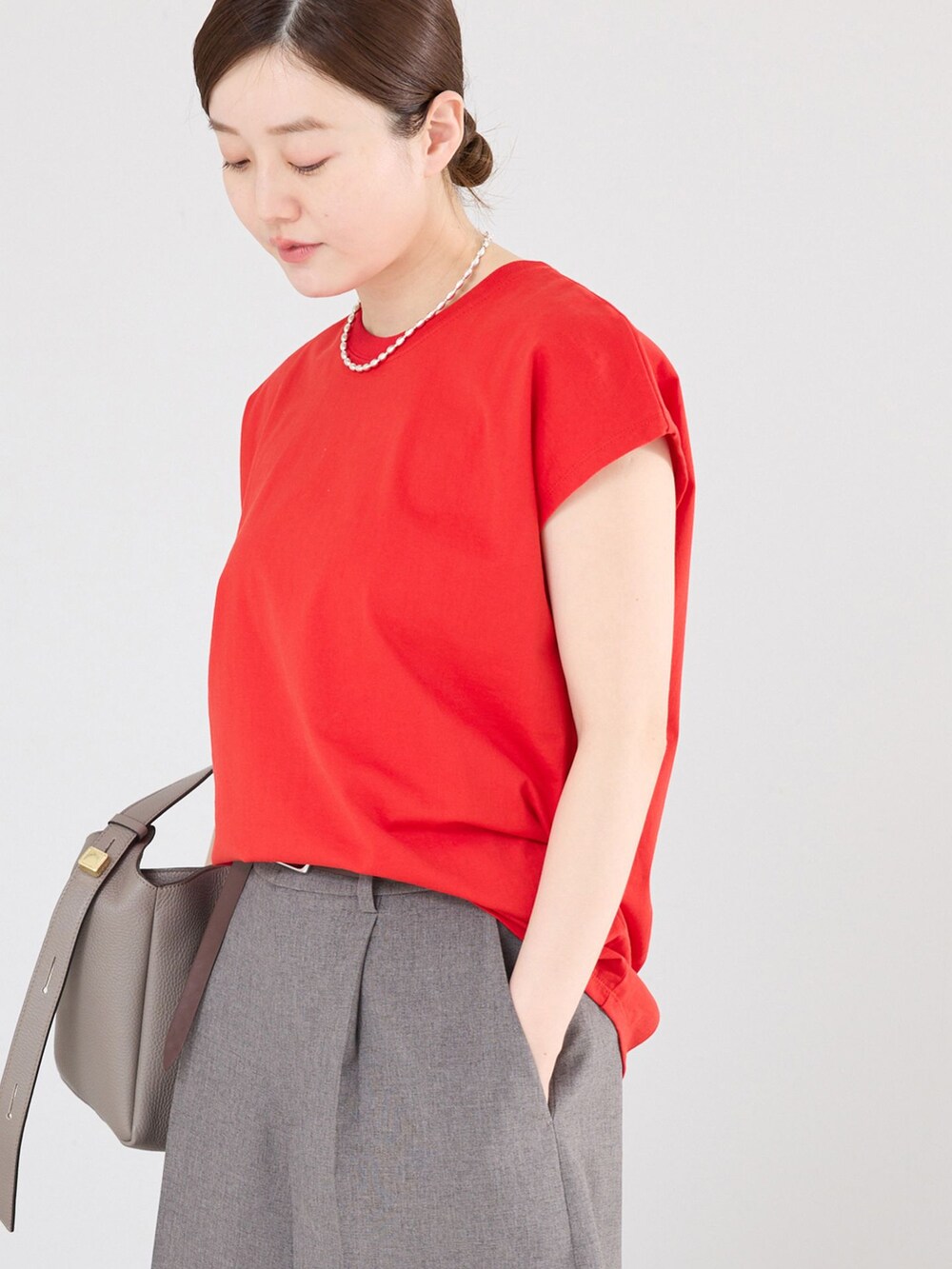 ブラウン系のその他パンツ、レッド系のTシャツ/カットソーを着用したレディースの春コーディネートの4枚目の写真
