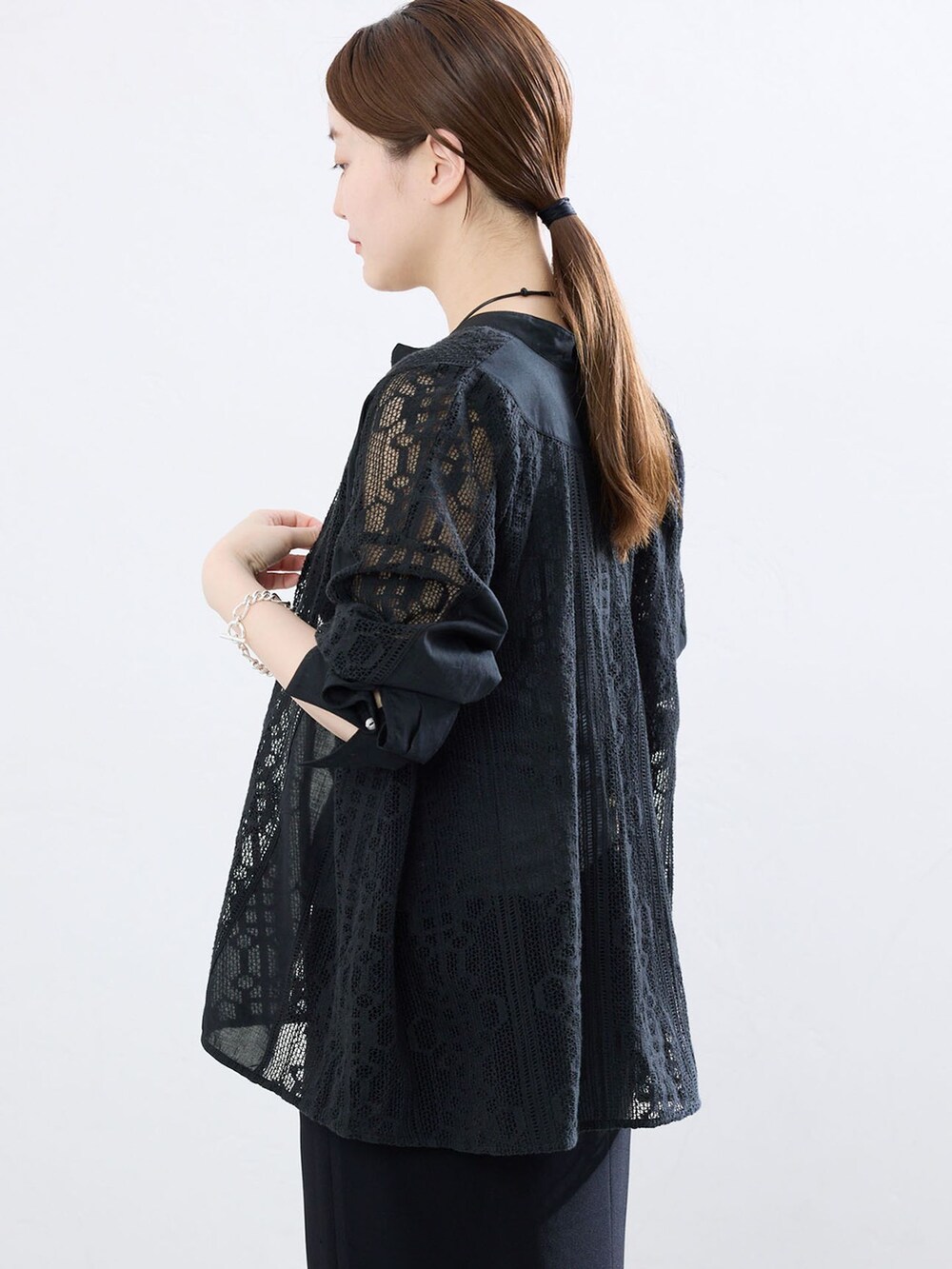 ブラック系のシャツ/ブラウス、ブラック系のスカート、ブラック系のサンダルを着用したレディースの夏コーディネートの5枚目の写真