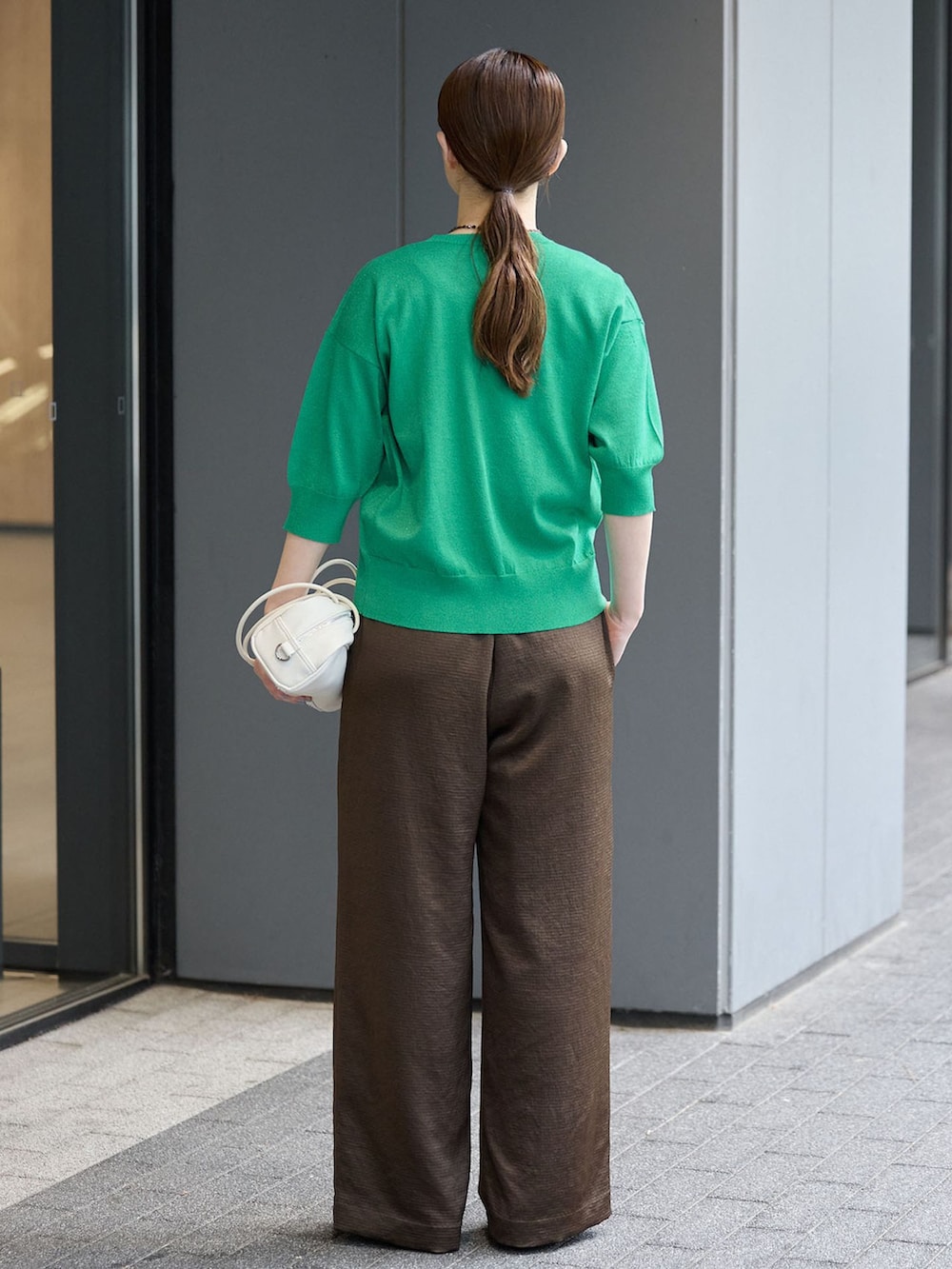 ブラウン系のその他パンツ、グリーン系のカーディガン/ボレロを着用したレディースの夏コーディネートの3枚目の写真