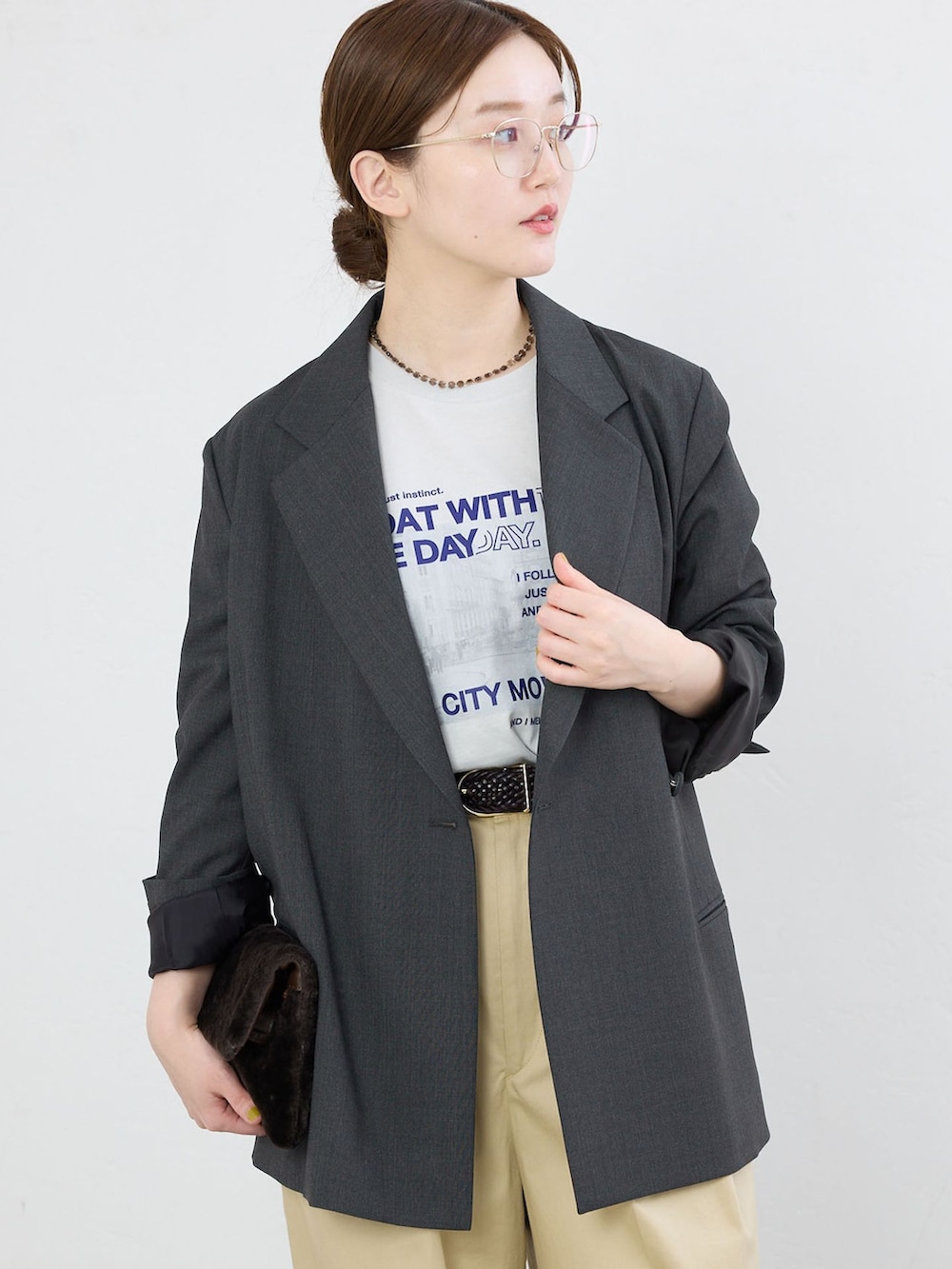 グレー系のテーラードジャケット、ベージュ系のチノパンツ、ブルー系のTシャツ/カットソーを着用したレディースの夏コーディネートの4枚目の写真