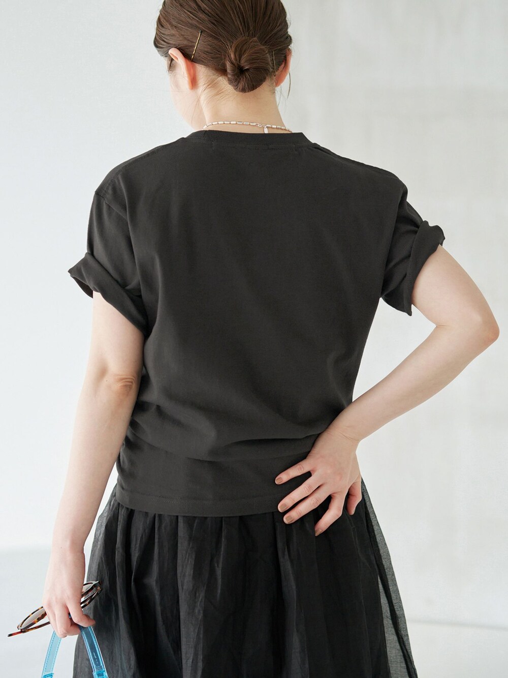 グレー系のTシャツ/カットソー、ベージュ系のサンダルを着用したレディースの夏コーディネートの5枚目の写真
