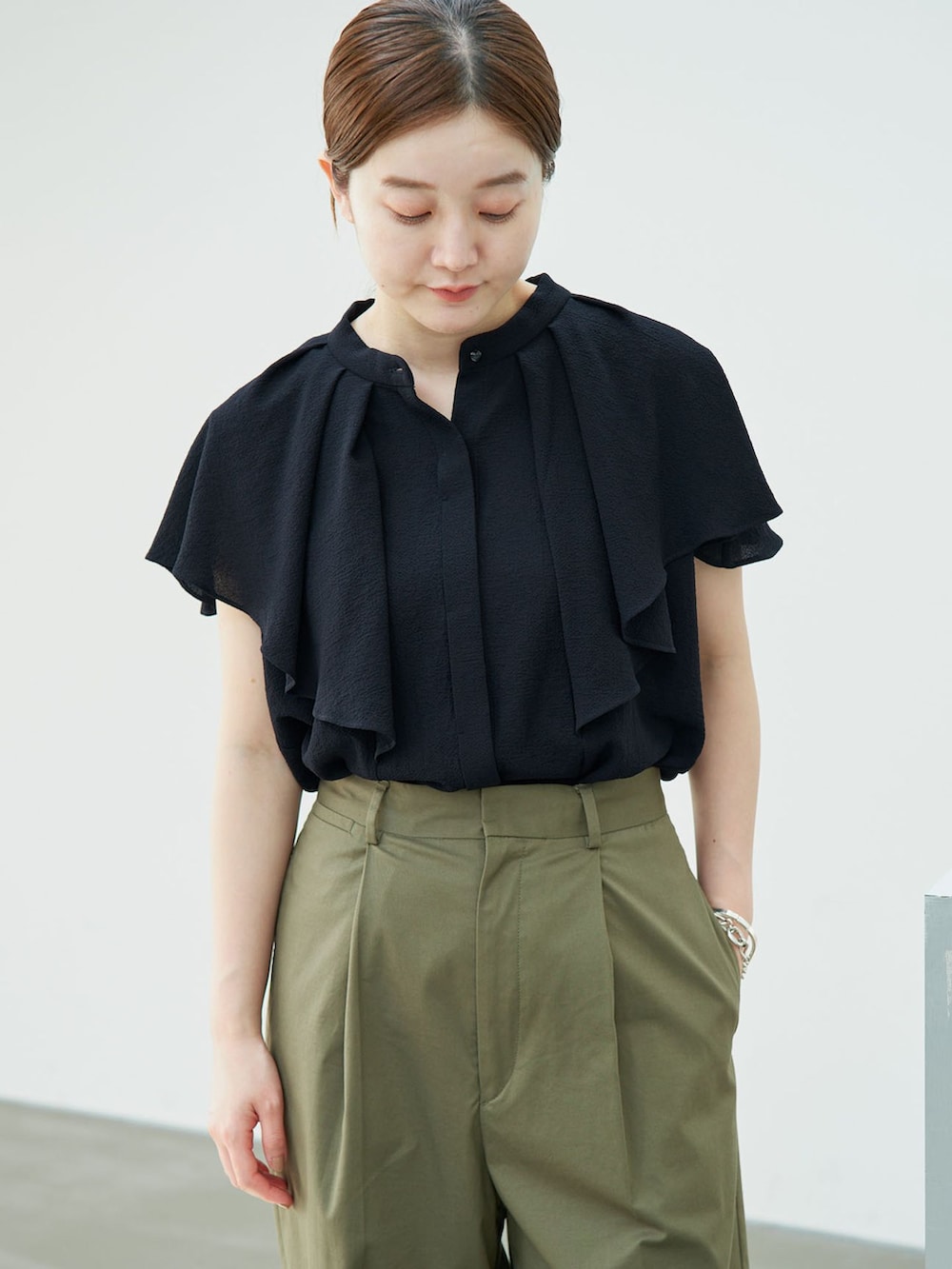 グリーン系のチノパンツ、ブルー系のシャツ/ブラウスを着用したレディースの夏コーディネートの4枚目の写真