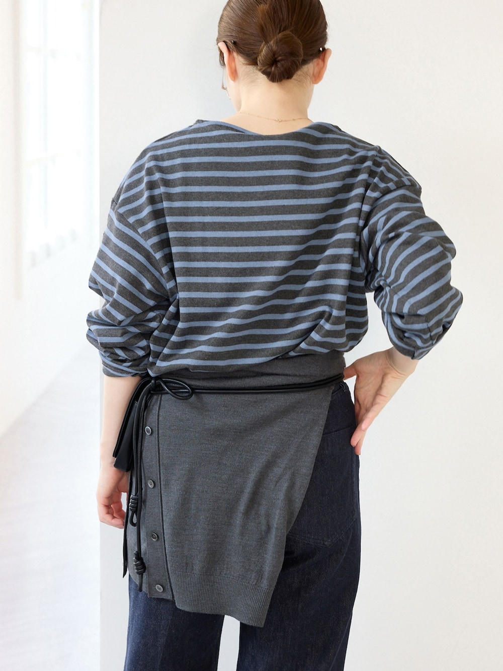 ブラック系のデニムパンツ、グレー系のカーディガン/ボレロを着用したレディースの夏コーディネートの6枚目の写真