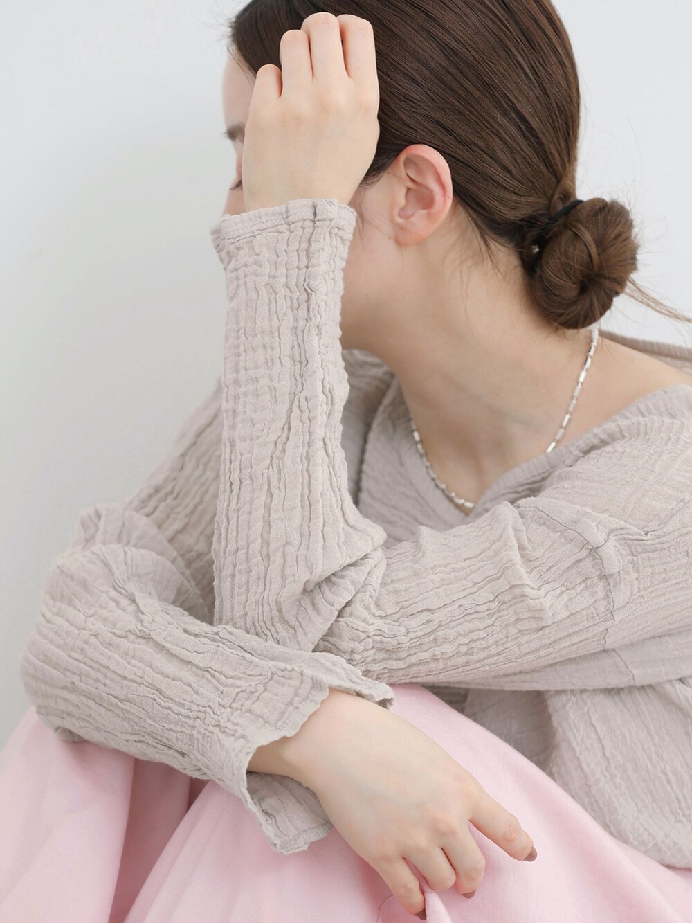 ピンク系のその他パンツ、グレー系のシャツ/ブラウス、ブラック系のサンダルを着用したレディースの春コーディネートの5枚目の写真