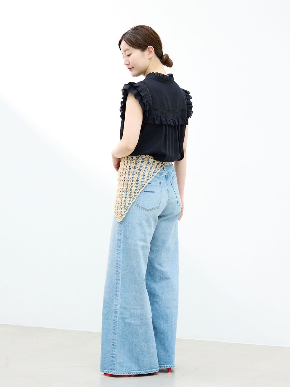 ブルー系のデニムパンツ、レッド系のパンプス、ホワイト系のバンダナ/スカーフを着用したレディースの春コーディネートの2枚目の写真
