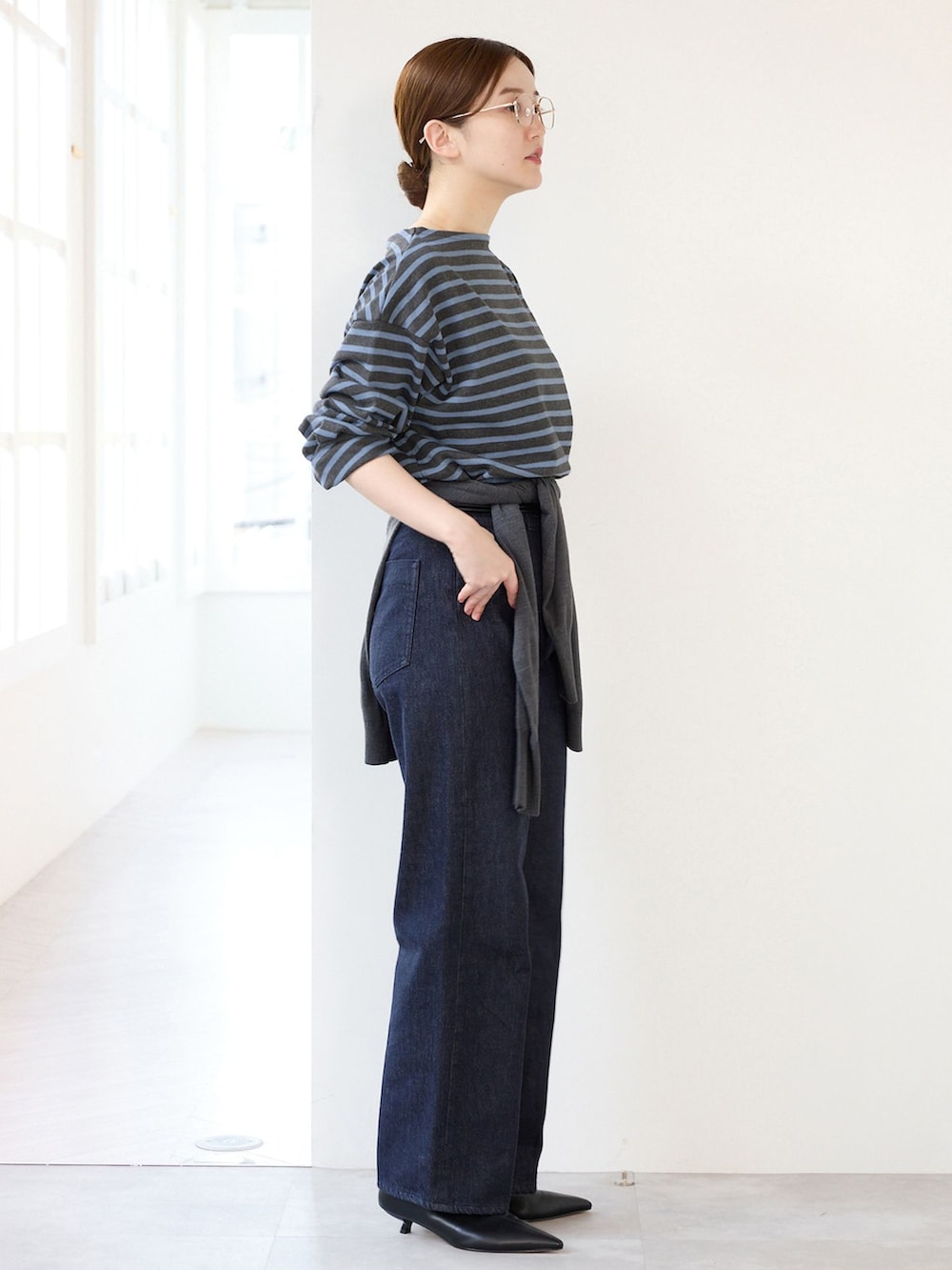 ブラック系のデニムパンツ、グレー系のカーディガン/ボレロを着用したレディースの夏コーディネートの3枚目の写真