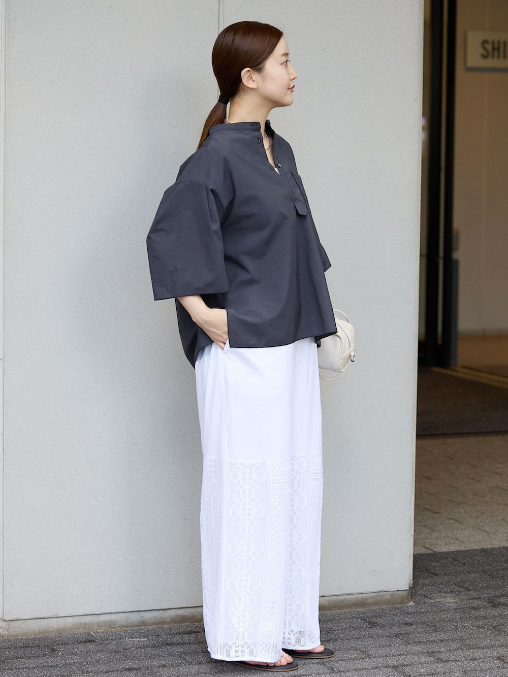 ホワイト系のその他パンツ、ブルー系のシャツ/ブラウス、ブラック系のサンダルを着用したレディースの夏コーディネートの2枚目の写真
