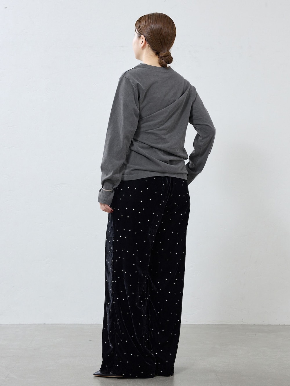 ブラック系のその他パンツ、グレー系のTシャツ/カットソー、ブラック系のその他シューズを着用したレディースの秋コーディネートの2枚目の写真
