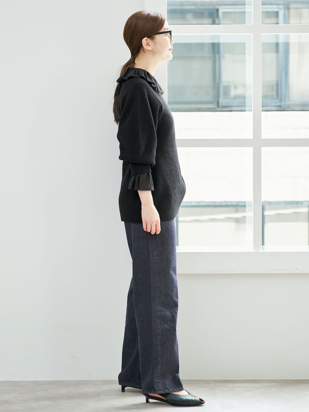 ブラック系のその他パンツ、ブラック系のシャツ/ブラウス、ブラック系のニット/セーターを着用したレディースの秋コーディネートの3枚目の写真