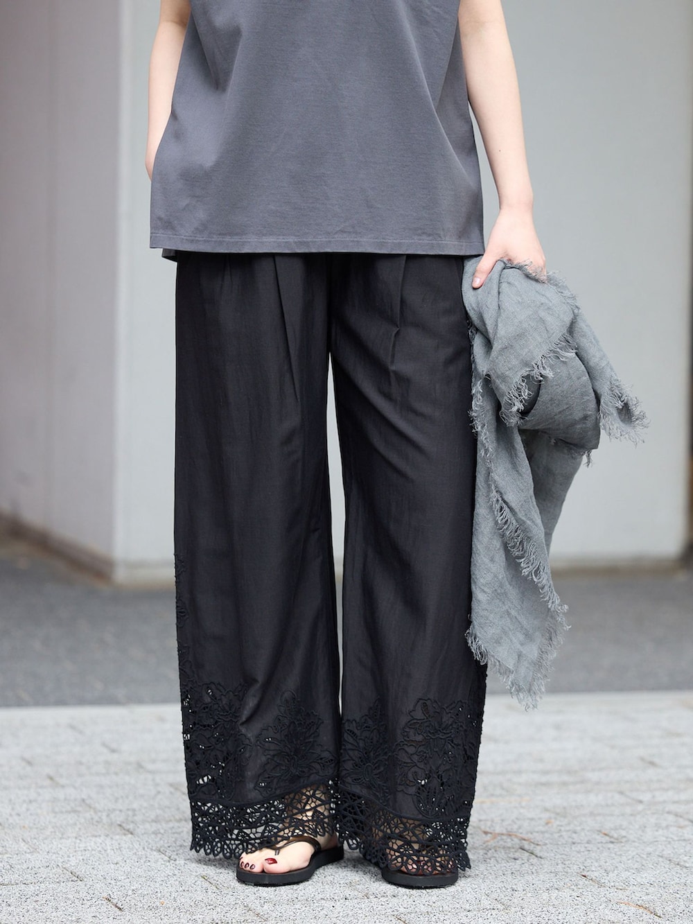 ブラック系のその他パンツ、グレー系のTシャツ/カットソー、ブラック系のサンダルを着用したレディースの春コーディネートの4枚目の写真