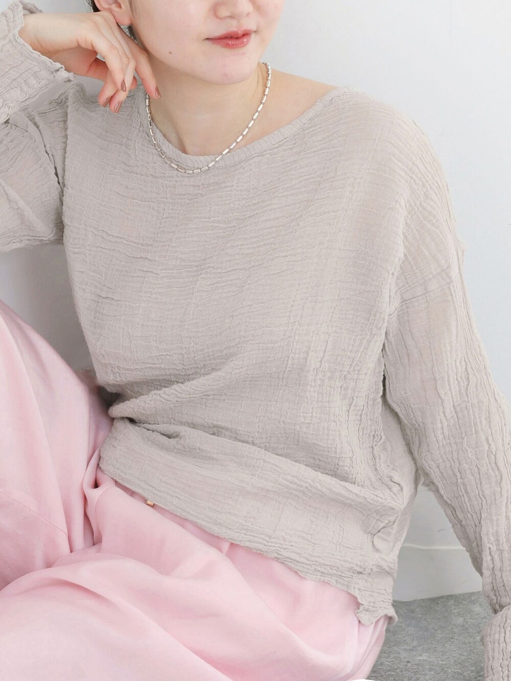 ピンク系のその他パンツ、グレー系のシャツ/ブラウス、ブラック系のサンダルを着用したレディースの春コーディネートの4枚目の写真
