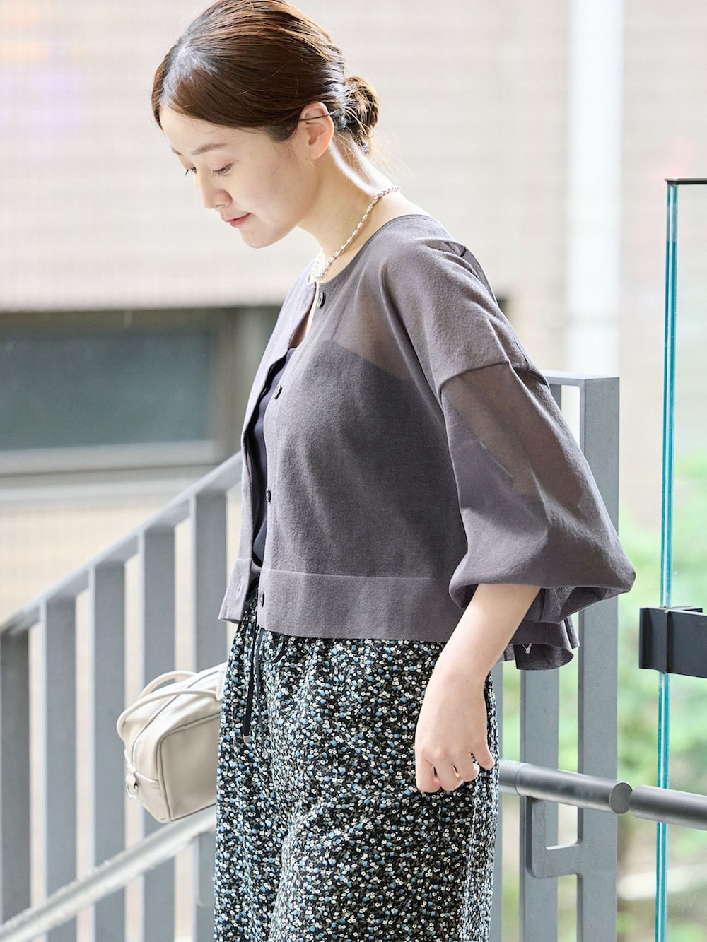 ブラック系のその他パンツ、グレー系のカーディガン/ボレロ、イエロー系のショルダーバッグを着用したレディースの夏コーディネートの4枚目の写真