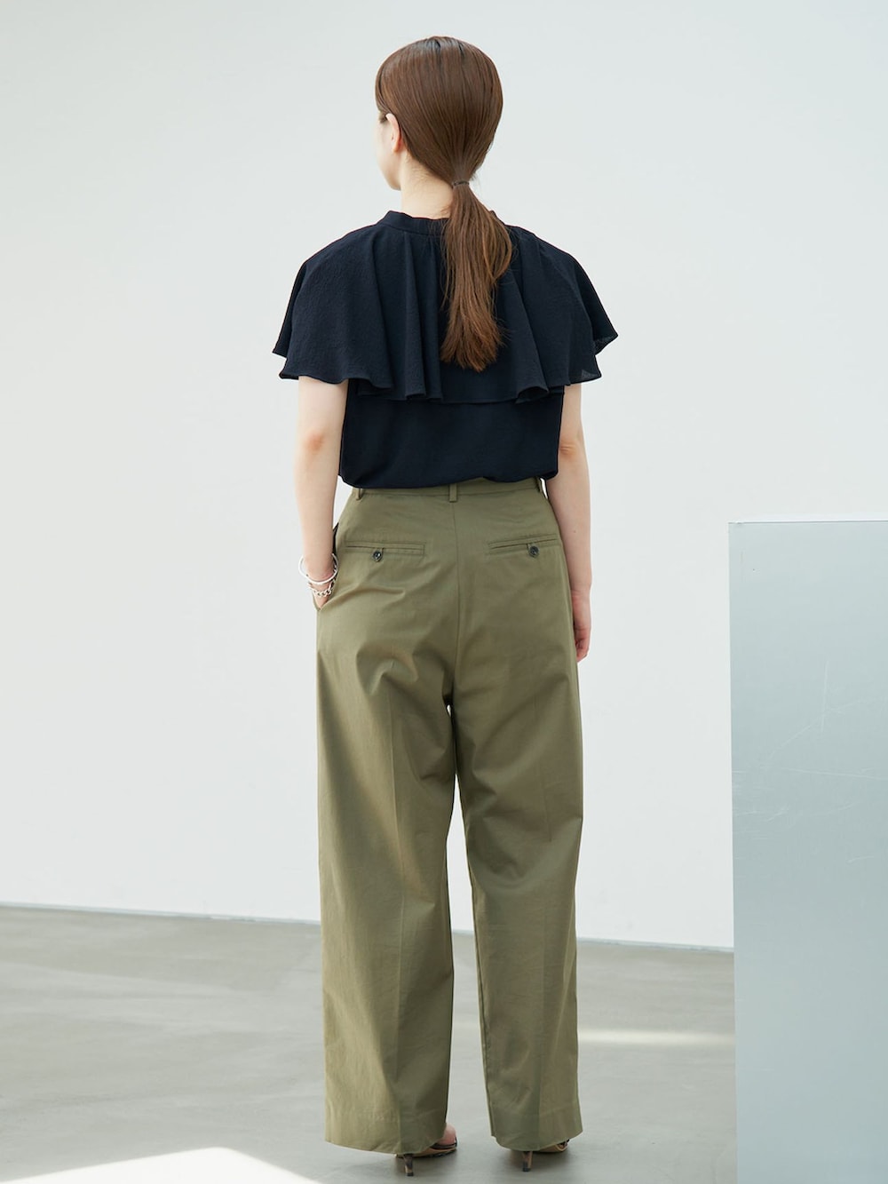 グリーン系のチノパンツ、ブルー系のシャツ/ブラウスを着用したレディースの夏コーディネートの3枚目の写真