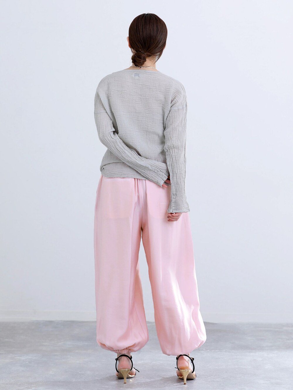 ピンク系のその他パンツ、グレー系のシャツ/ブラウス、ブラック系のサンダルを着用したレディースの春コーディネートの3枚目の写真