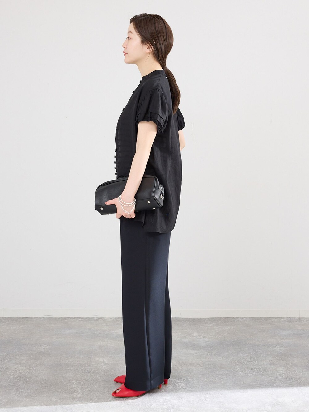 ブラック系のその他パンツ、ブラック系のシャツ/ブラウス、ブラック系のニット/セーターを着用したレディースの春コーディネートの2枚目の写真