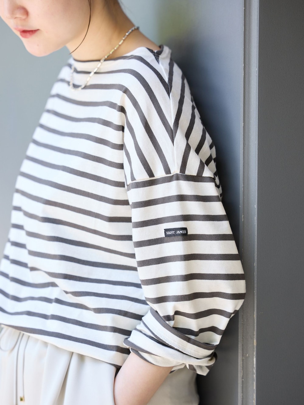 ベージュ系のその他パンツ、ベージュ系のトートバッグ、ベージュ系のサンダルを着用したレディースの春コーディネートの5枚目の写真