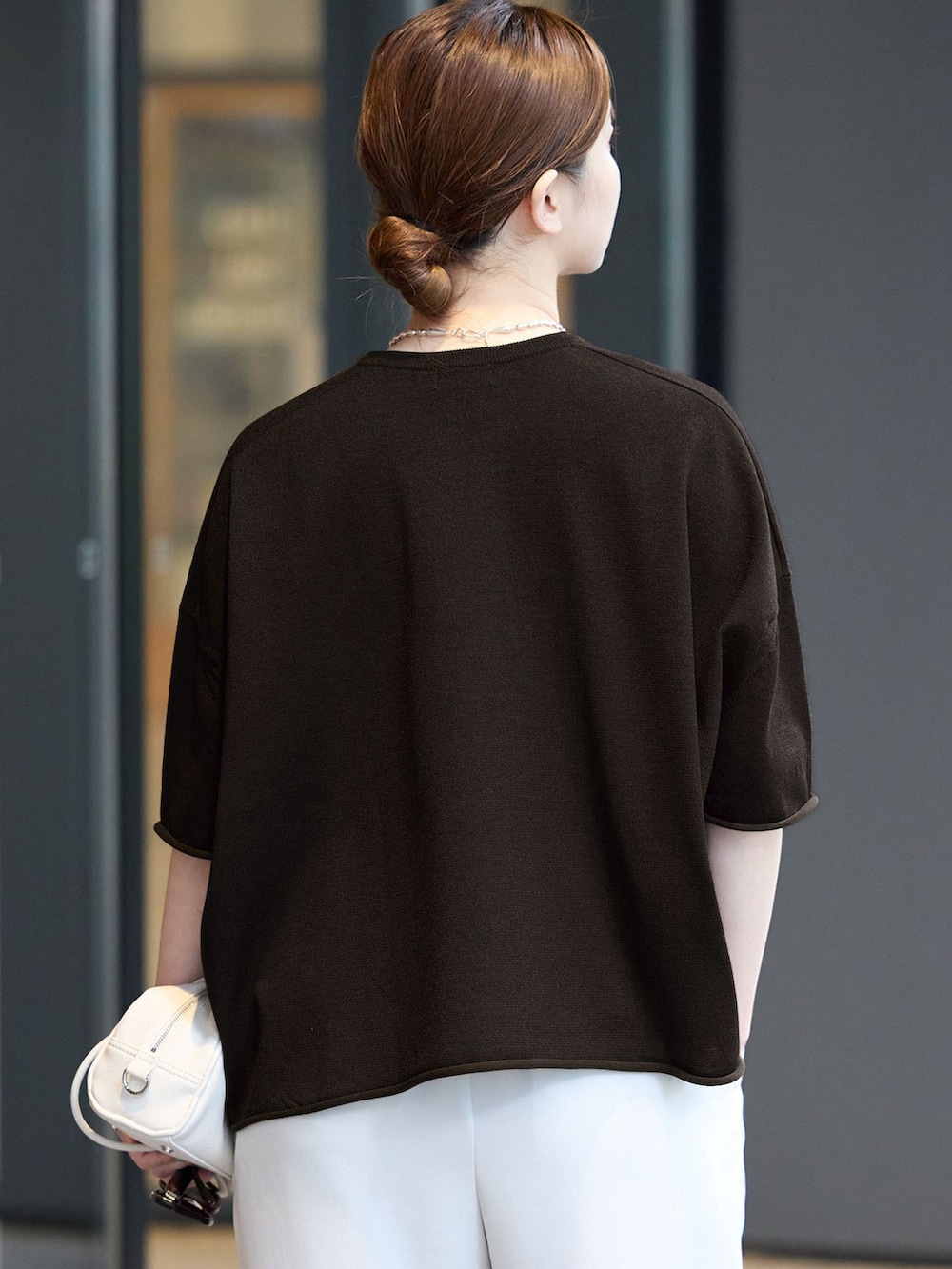 ベージュ系のその他パンツ、ホワイト系のショルダーバッグ、ホワイト系のサンダルを着用したレディースの春コーディネートの5枚目の写真
