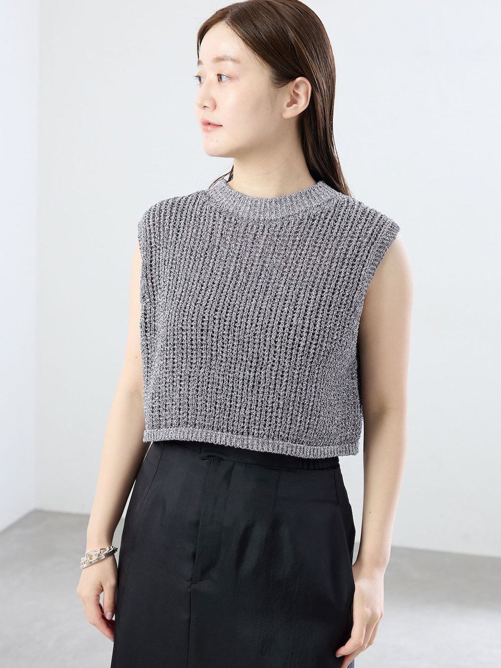 ブラック系のその他パンツ、グレー系のベスト、ブラック系のサンダルを着用したレディースの夏コーディネートの3枚目の写真