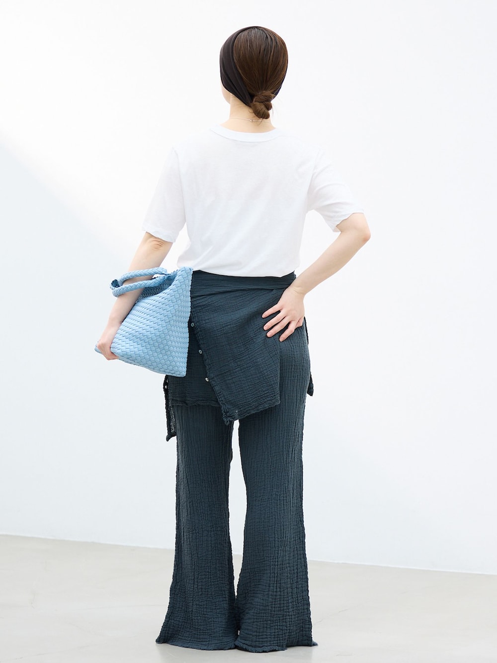 ブラック系のシャツ/ブラウス、ホワイト系のTシャツ/カットソー、ブルー系のトートバッグを着用したレディースの春コーディネートの2枚目の写真