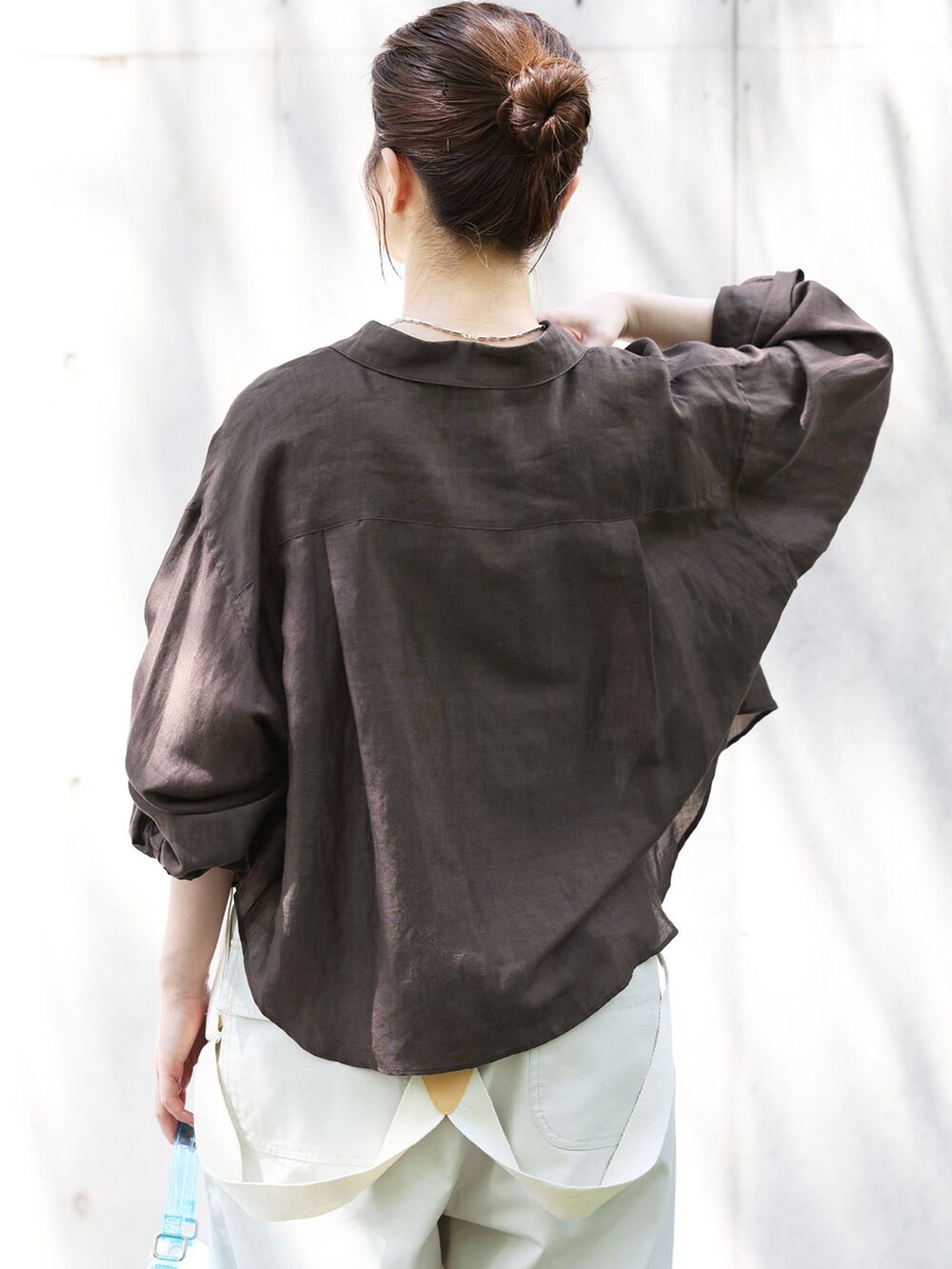 ホワイト系のその他パンツ、ブラウン系のシャツ/ブラウスを着用したレディースの春コーディネートの5枚目の写真