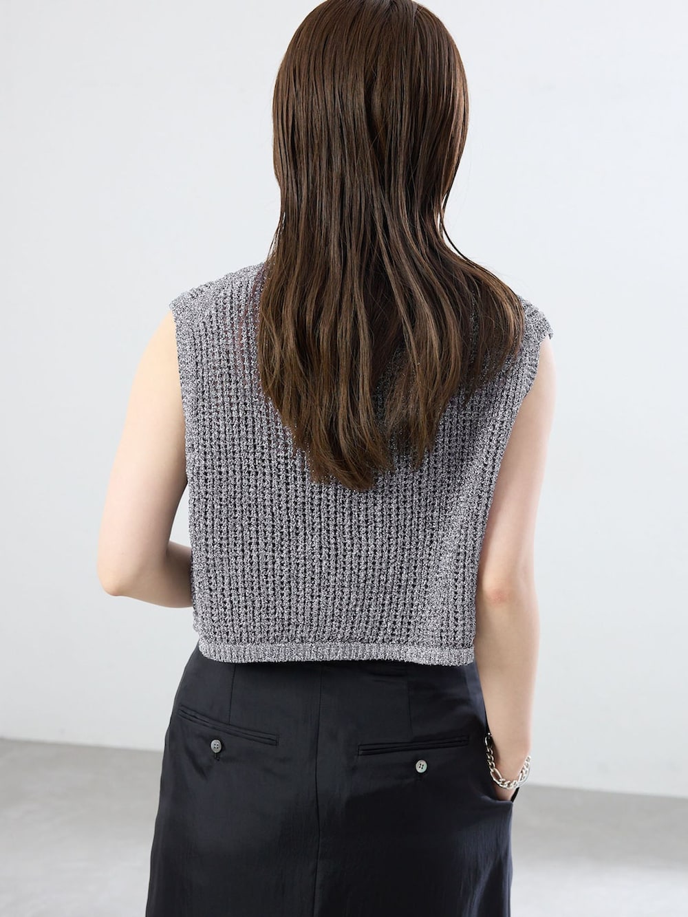 ブラック系のその他パンツ、グレー系のベスト、ブラック系のサンダルを着用したレディースの夏コーディネートの5枚目の写真