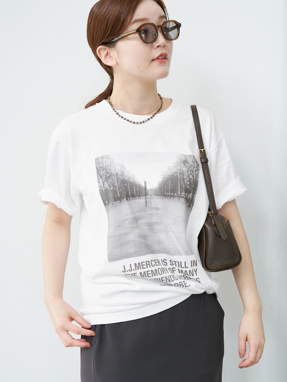 グリーン系のスカート、ホワイト系のTシャツ/カットソーを着用したレディースの夏コーディネートの4枚目の写真