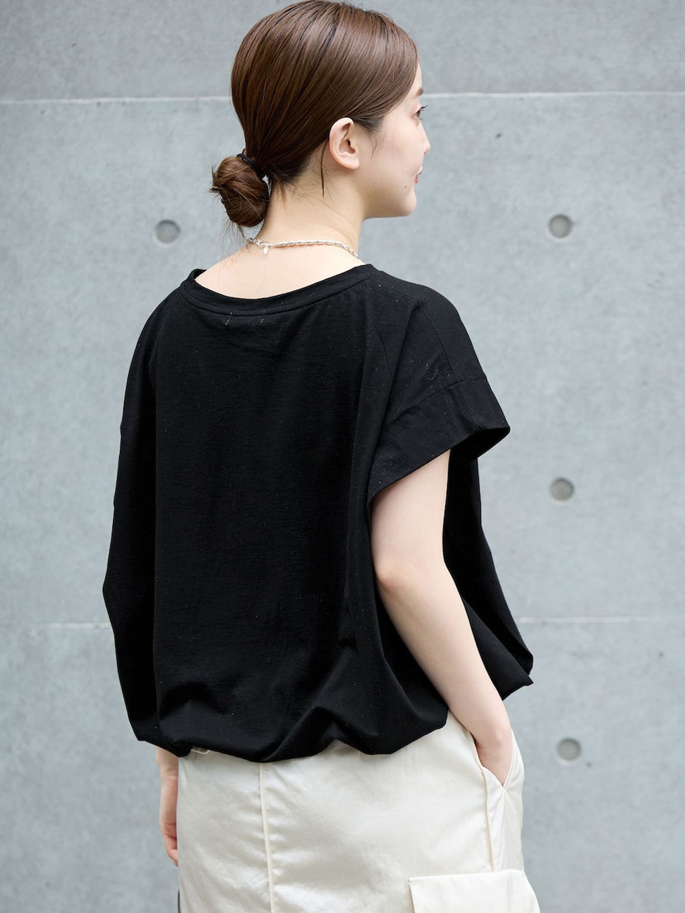 ホワイト系のスカート、ブラック系のTシャツ/カットソー、ブラック系のサンダルを着用したレディースの夏コーディネートの5枚目の写真