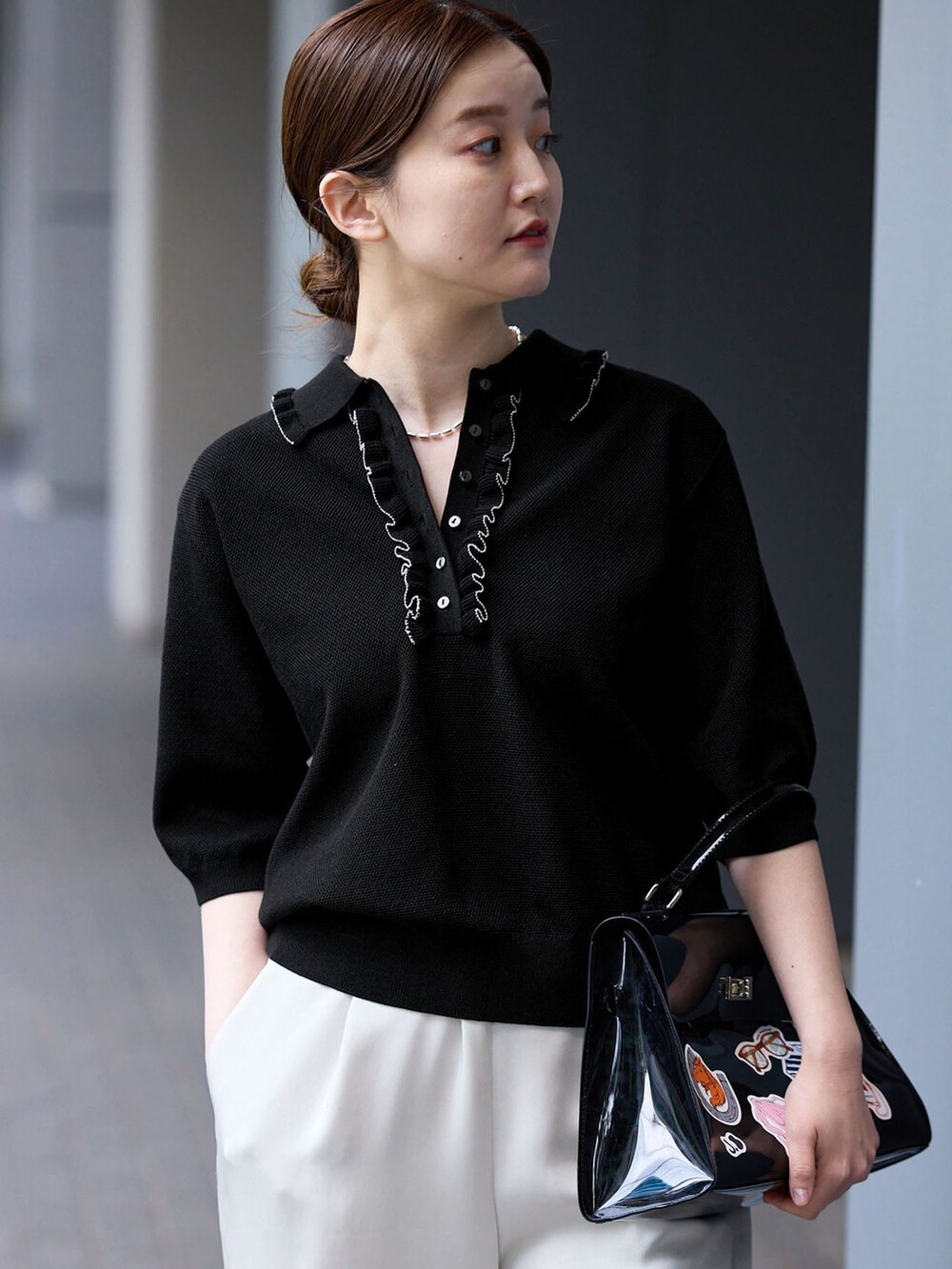 ベージュ系のその他パンツ、ブラック系のニット/セーター、ブラック系のサンダルを着用したレディースの春コーディネートの4枚目の写真