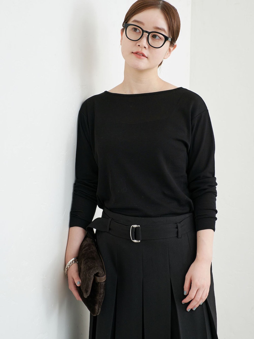 ブラック系のスカート、ブラック系のTシャツ/カットソーを着用したレディースの秋コーディネートの4枚目の写真