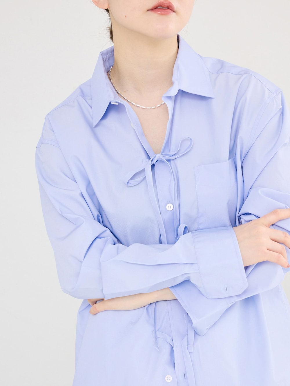 ホワイト系のその他パンツ、ベージュ系のローファーを着用したレディースの春コーディネートの5枚目の写真