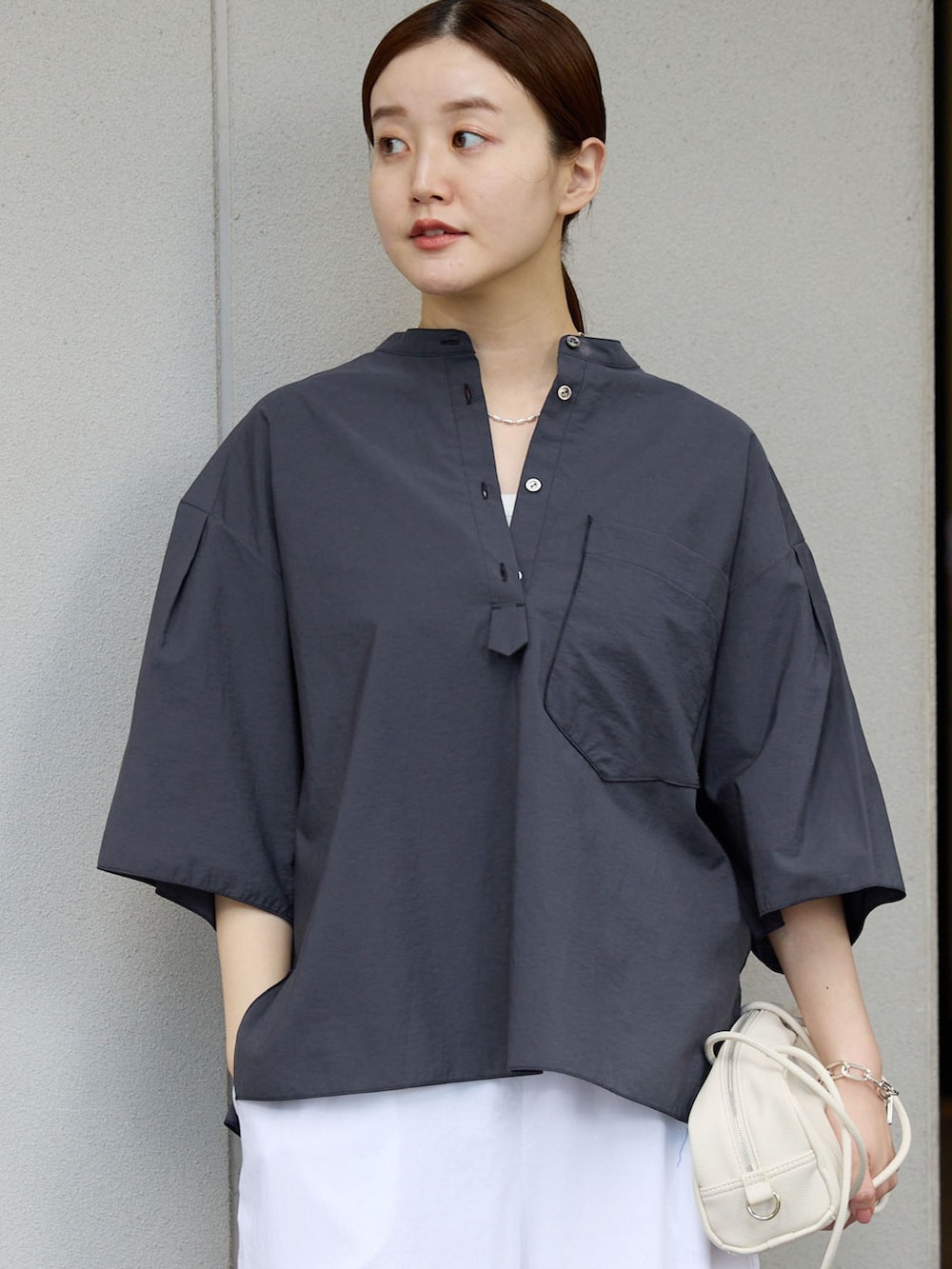 ホワイト系のその他パンツ、ブルー系のシャツ/ブラウス、ブラック系のサンダルを着用したレディースの夏コーディネートの4枚目の写真
