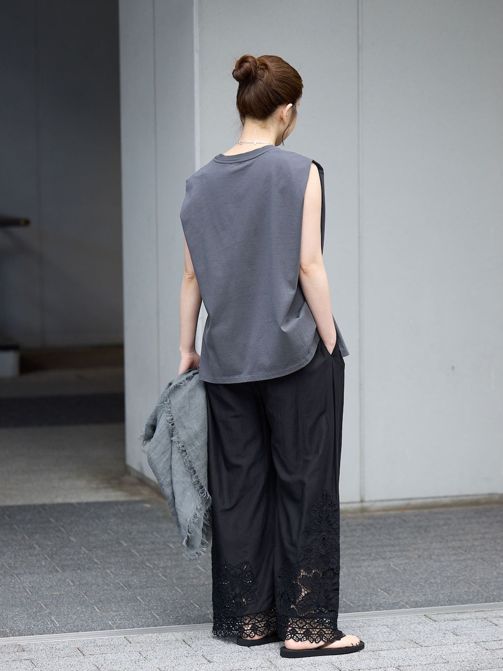 ブラック系のその他パンツ、グレー系のTシャツ/カットソー、ブラック系のサンダルを着用したレディースの春コーディネートの3枚目の写真