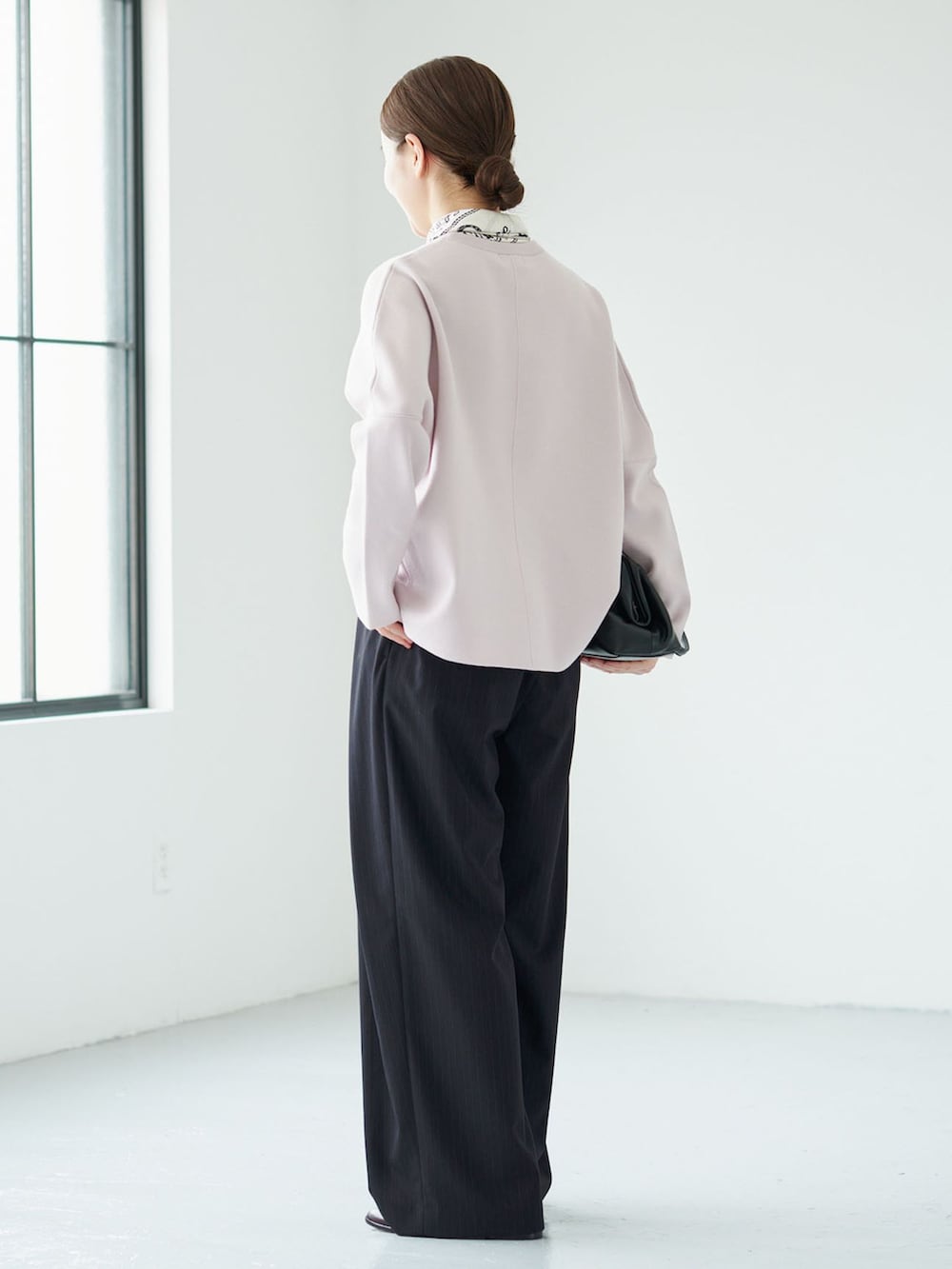 ブルー系のその他パンツ、ピンク系のニット/セーター、ブラック系のハンドバッグを着用したレディースの秋コーディネートの3枚目の写真