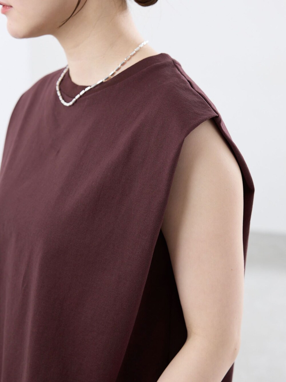 ブラウン系のその他パンツ、ブラウン系のTシャツ/カットソー、ブラウン系のサンダルを着用したレディースの春コーディネートの5枚目の写真